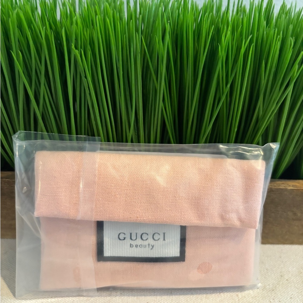 Gucci Pink Comb with Floral Accent Pouch NEW - Picture 6 of 7